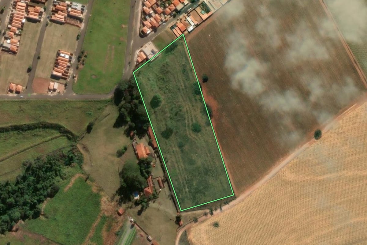 Imagem de satélite do imóvel rural em Santa Rosa de Viterbo (SP), com o contorno declarado no CAR desenhado por cima.