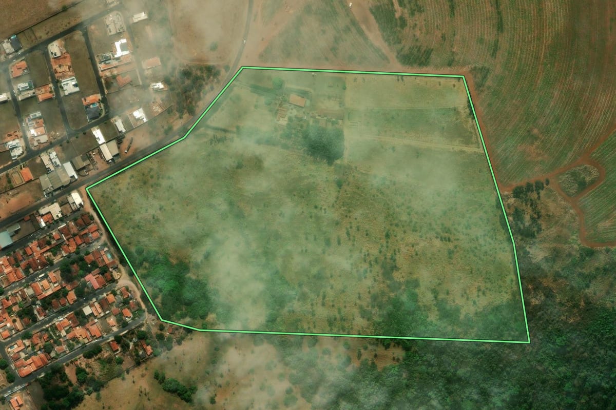 Imagem de satélite do imóvel rural em Santa Rosa de Viterbo (SP), com o contorno declarado no CAR desenhado por cima.