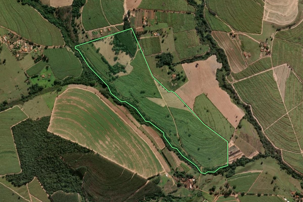 Imagem de satélite do imóvel rural em Santa Rosa de Viterbo (SP), com o contorno declarado no CAR desenhado por cima.