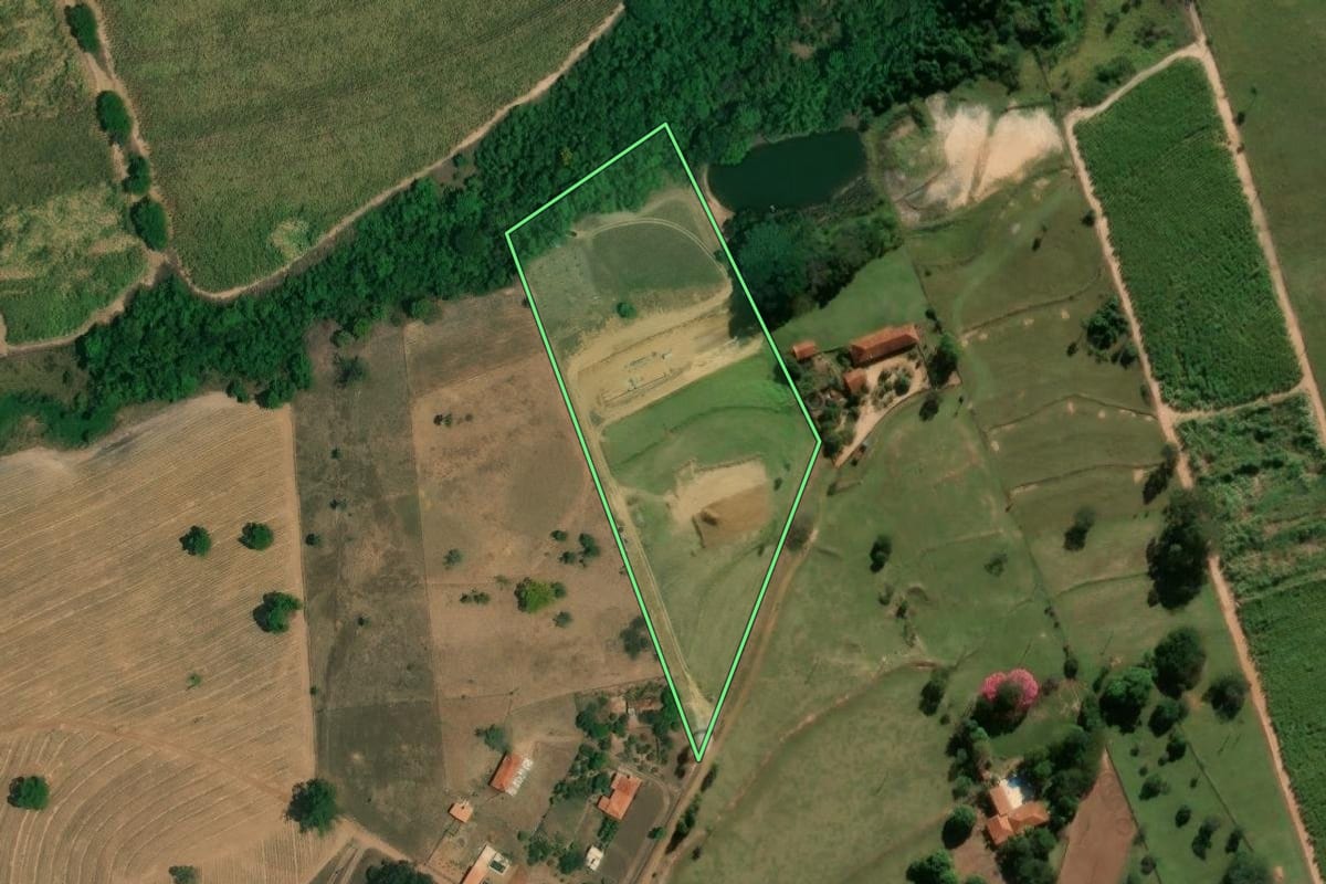 Imagem de satélite do imóvel rural em Santa Rosa de Viterbo (SP), com o contorno declarado no CAR desenhado por cima.