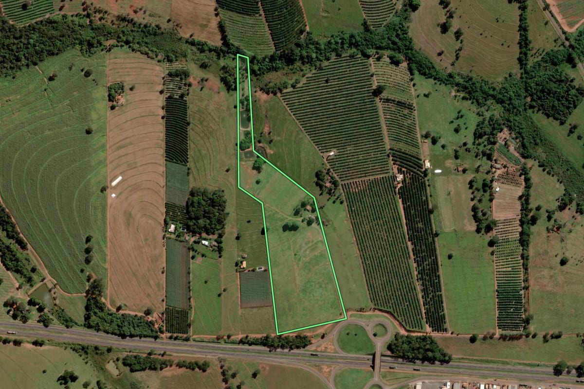 Imagem de satélite do imóvel rural em Santa Salete (SP), com o contorno declarado no CAR desenhado por cima.