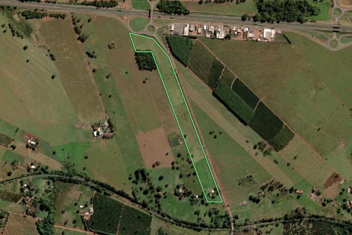 Imagem de satélite do imóvel rural em Santa Salete (SP), com o contorno declarado no CAR desenhado por cima.