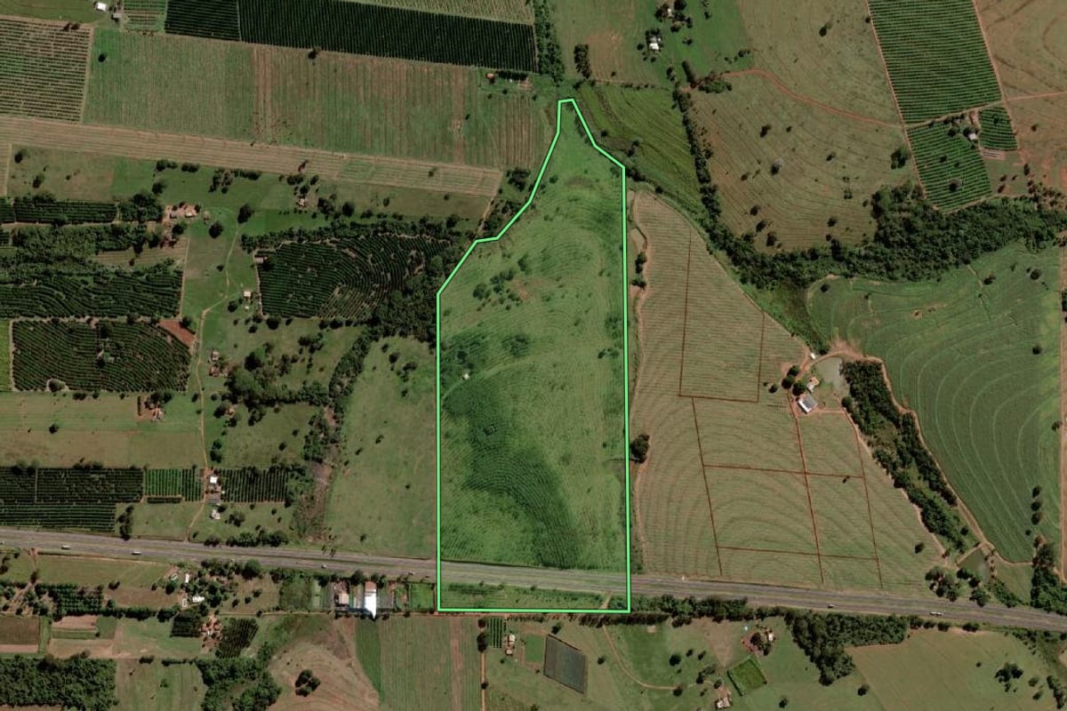 Imagem de satélite do imóvel rural em Santa Salete (SP), com o contorno declarado no CAR desenhado por cima.