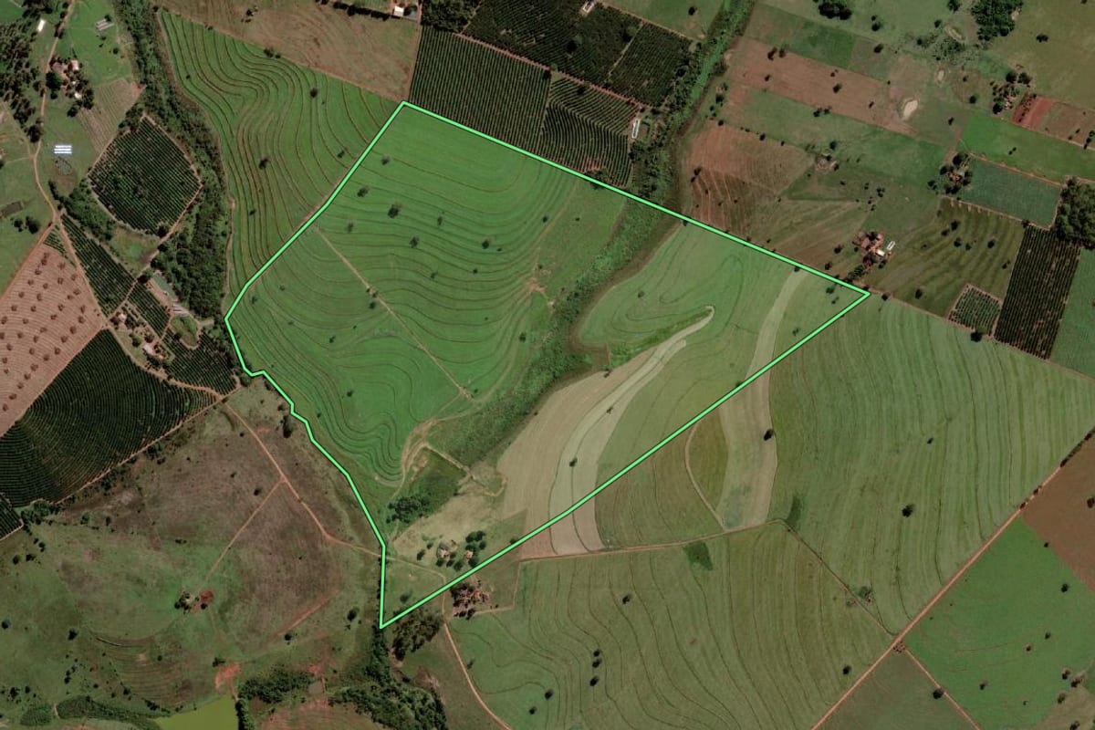 Imagem de satélite do imóvel rural em Santa Salete (SP), com o contorno declarado no CAR desenhado por cima.