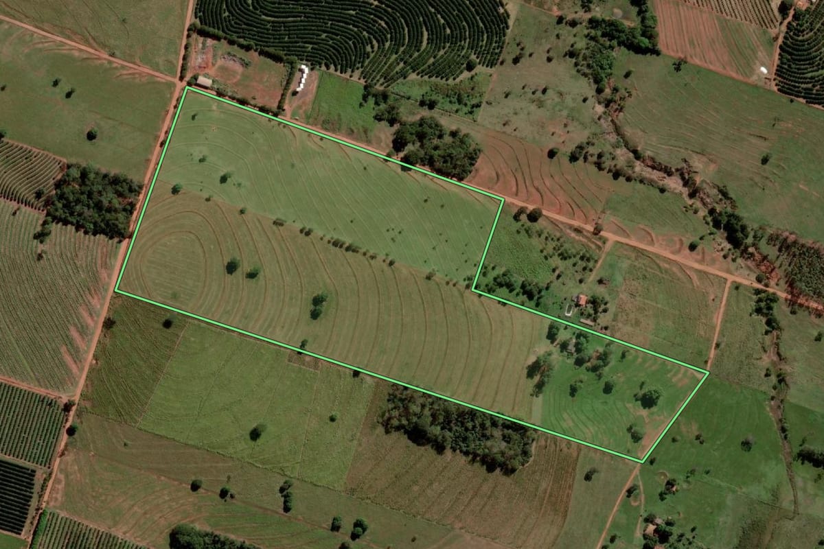Imagem de satélite do imóvel rural em Santa Salete (SP), com o contorno declarado no CAR desenhado por cima.