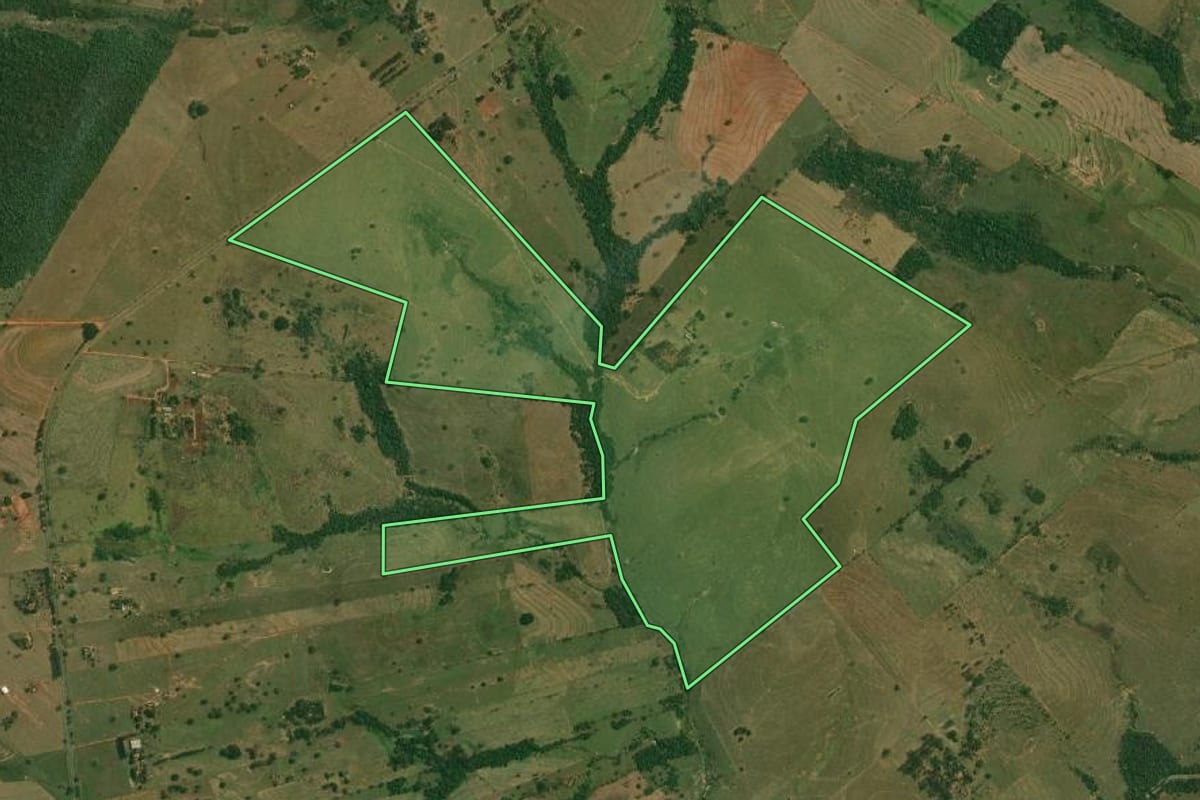 Imagem de satélite do imóvel rural em Santo Anastácio (SP), com o contorno declarado no CAR desenhado por cima.