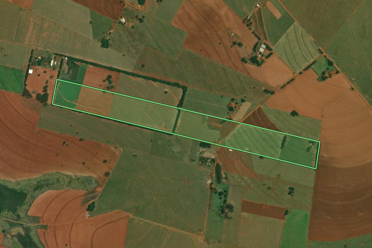 Imagem de satélite do imóvel rural em Santo Anastácio (SP), com o contorno declarado no CAR desenhado por cima.