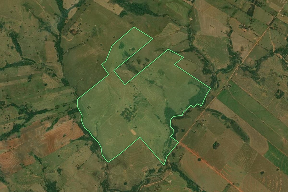 Imagem de satélite do imóvel rural em Santo Anastácio (SP), com o contorno declarado no CAR desenhado por cima.