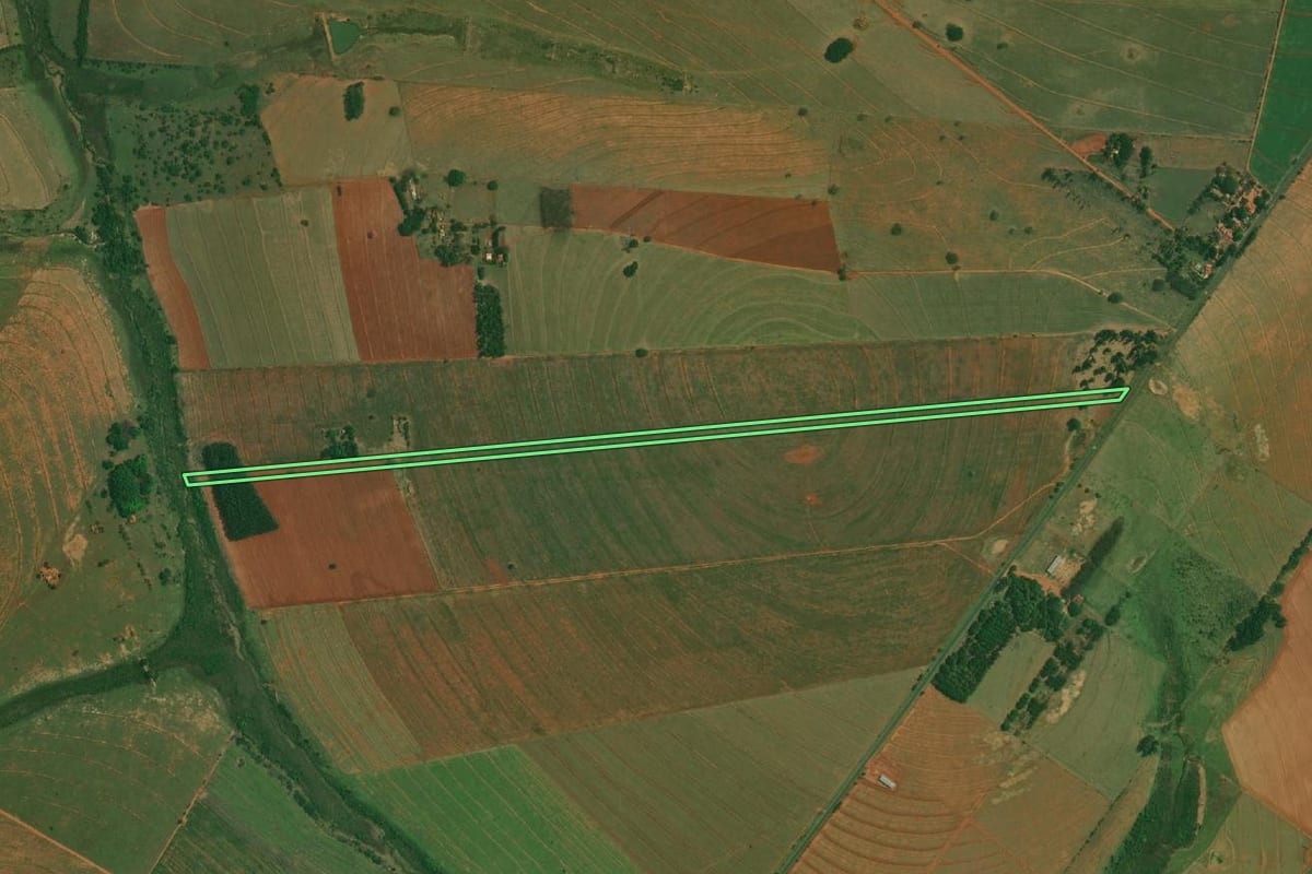 Imagem de satélite do imóvel rural em Santo Anastácio (SP), com o contorno declarado no CAR desenhado por cima.