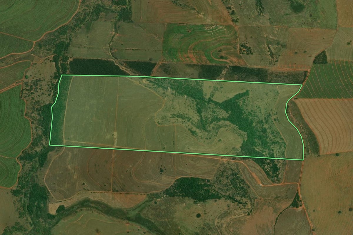 Imagem de satélite do imóvel rural em Santo Anastácio (SP), com o contorno declarado no CAR desenhado por cima.