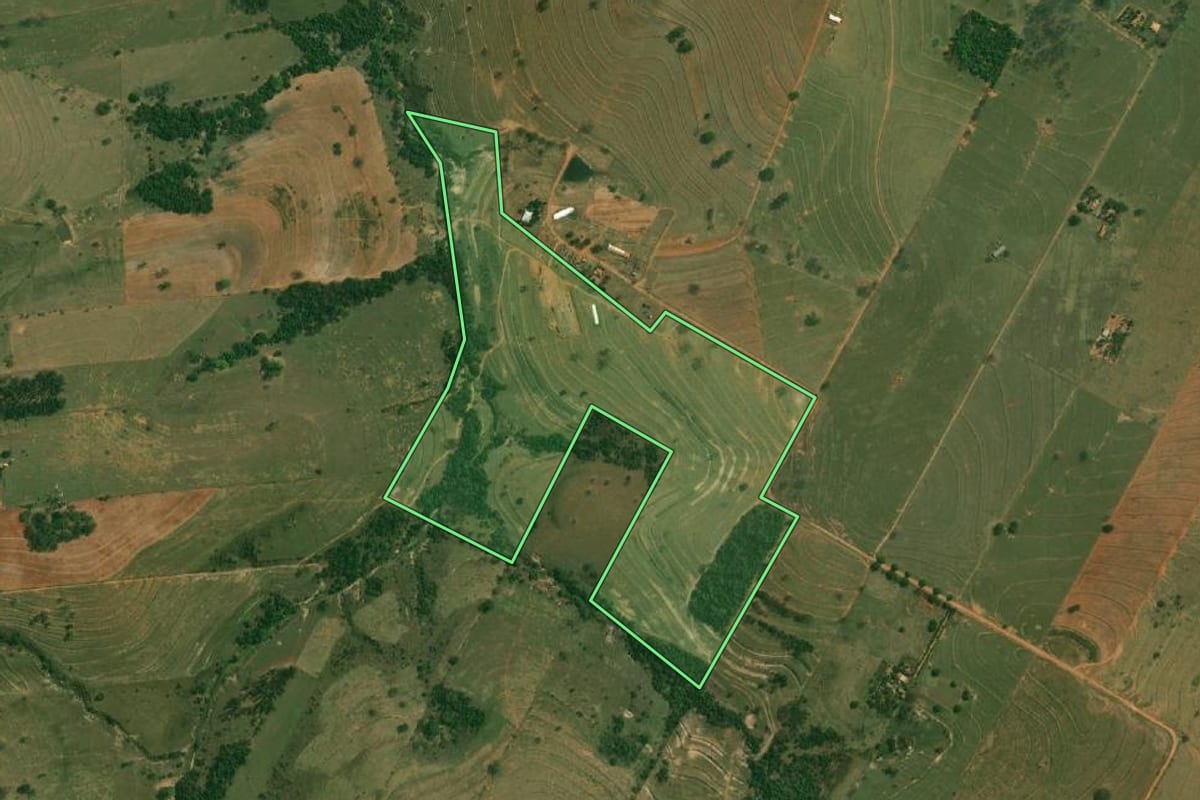 Imagem de satélite do imóvel rural em Santo Anastácio (SP), com o contorno declarado no CAR desenhado por cima.