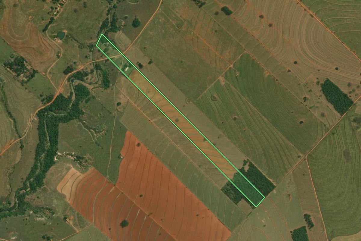 Imagem de satélite do imóvel rural em Santo Anastácio (SP), com o contorno declarado no CAR desenhado por cima.