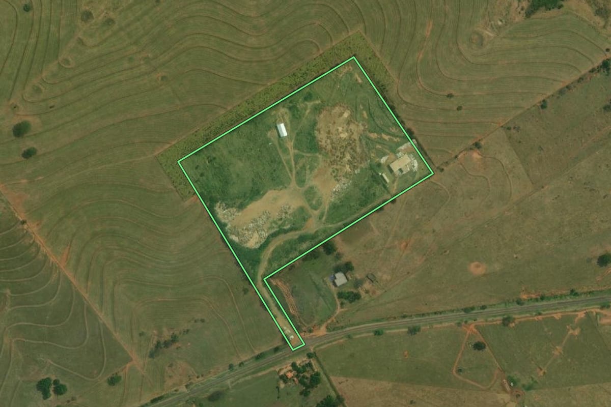 Imagem de satélite do imóvel rural em Santo Anastácio (SP), com o contorno declarado no CAR desenhado por cima.