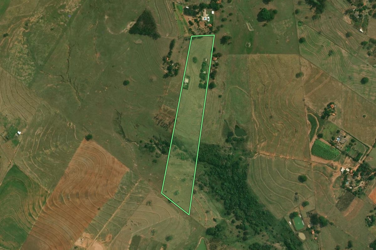 Imagem de satélite do imóvel rural em Santo Anastácio (SP), com o contorno declarado no CAR desenhado por cima.