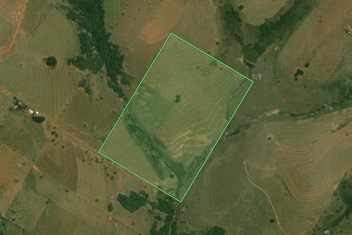Imagem de satélite do imóvel rural em Santo Anastácio (SP), com o contorno declarado no CAR desenhado por cima.