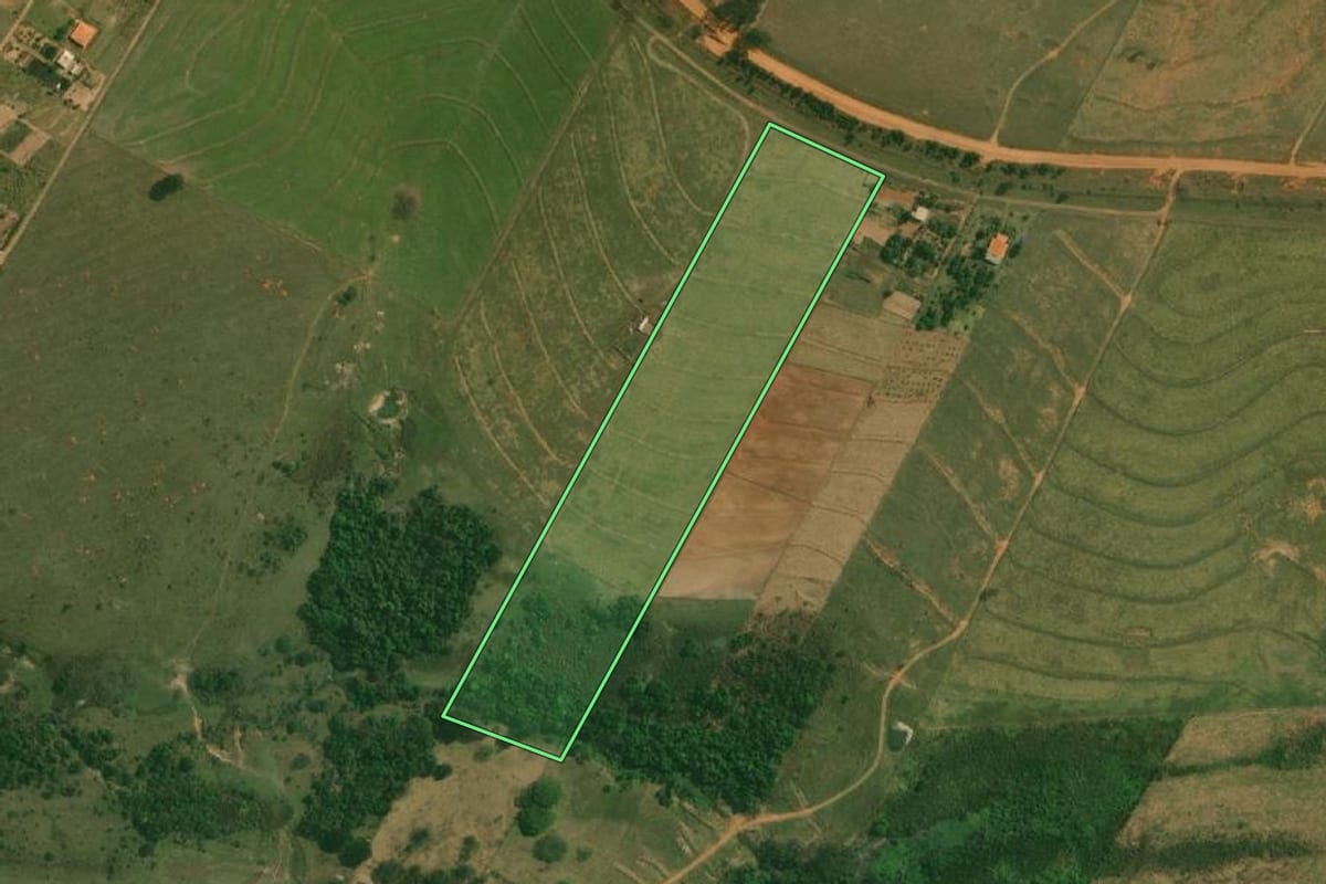 Imagem de satélite do imóvel rural em Santo Anastácio (SP), com o contorno declarado no CAR desenhado por cima.