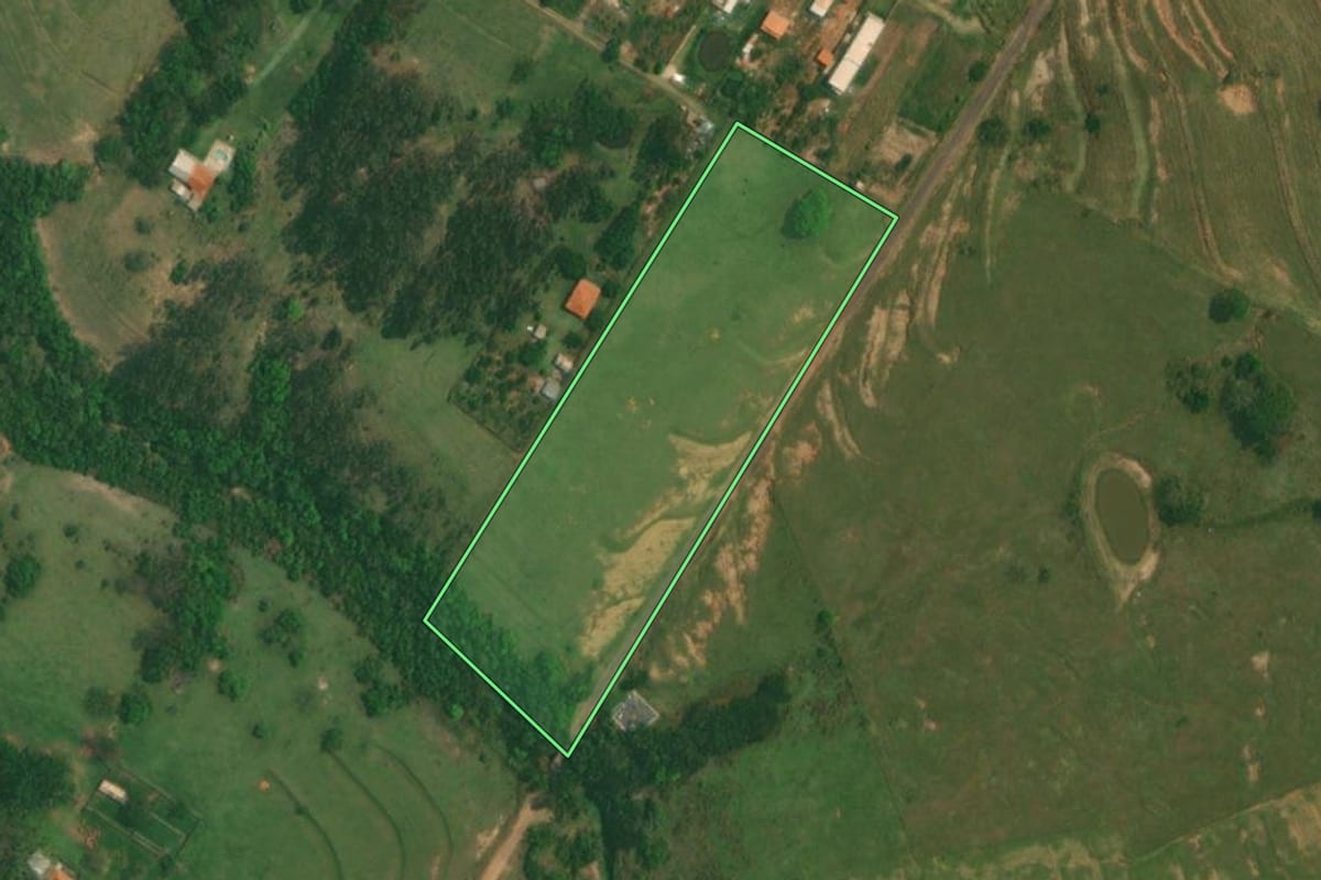Imagem de satélite do imóvel rural em Santo Anastácio (SP), com o contorno declarado no CAR desenhado por cima.