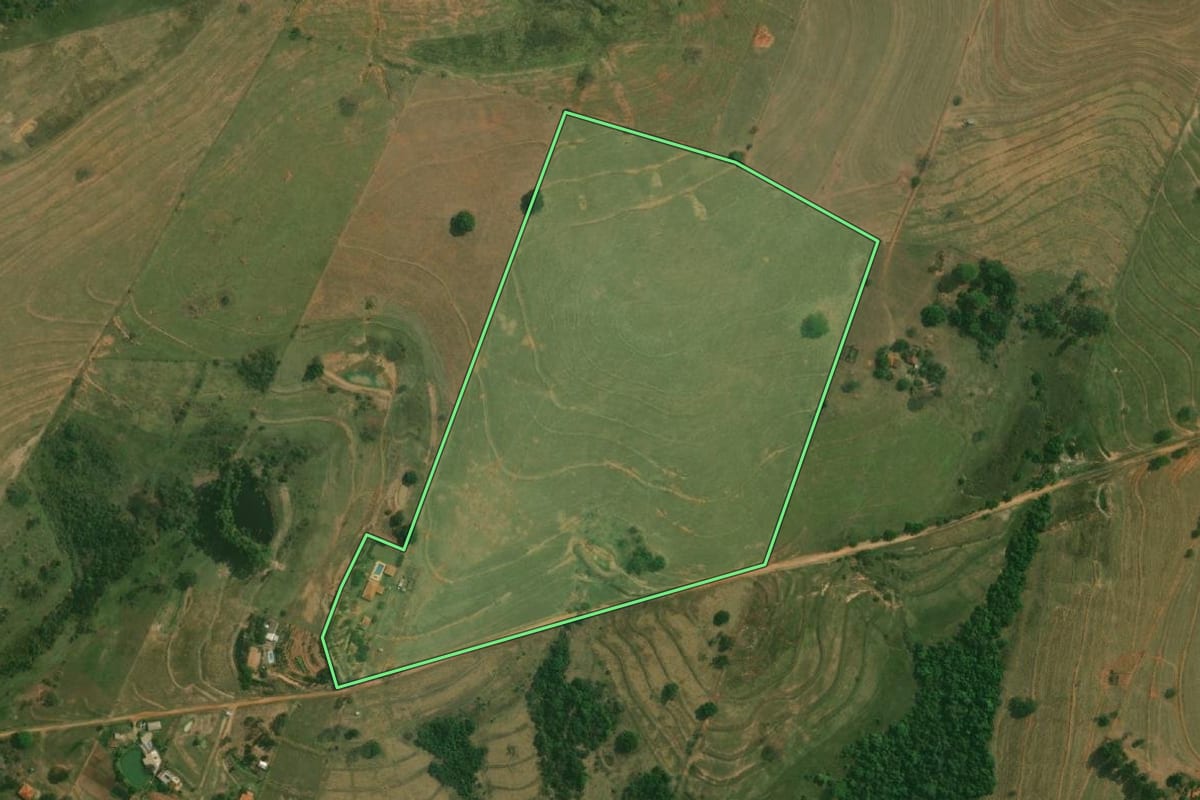 Imagem de satélite do imóvel rural em Santo Anastácio (SP), com o contorno declarado no CAR desenhado por cima.