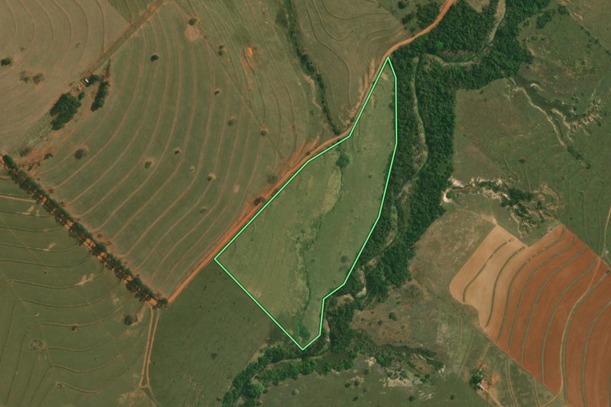 Imagem de satélite do imóvel rural em Santo Anastácio (SP), com o contorno declarado no CAR desenhado por cima.