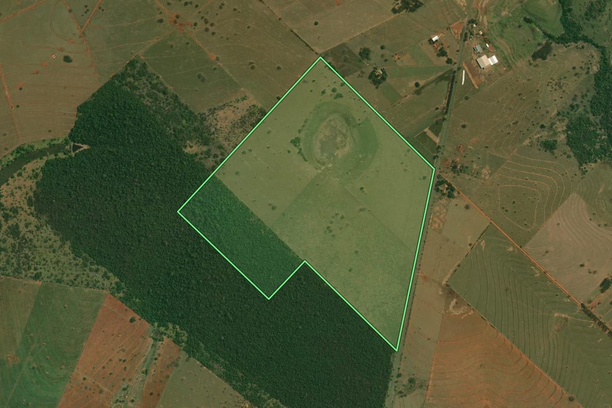 Imagem de satélite do imóvel rural em Santo Anastácio (SP), com o contorno declarado no CAR desenhado por cima.