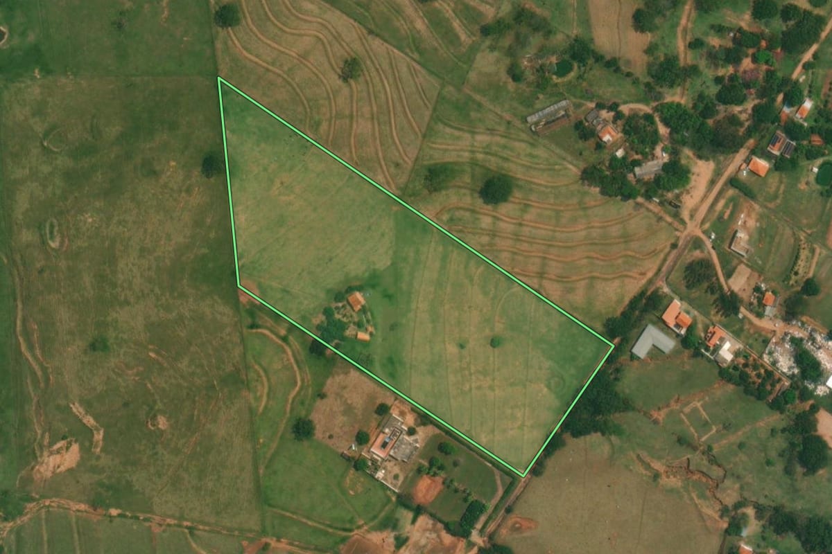 Imagem de satélite do imóvel rural em Santo Anastácio (SP), com o contorno declarado no CAR desenhado por cima.