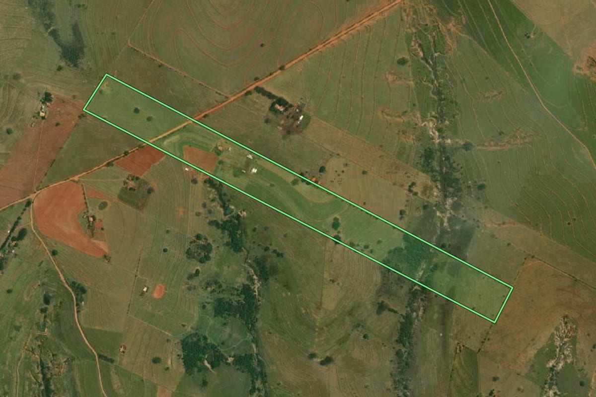Imagem de satélite do imóvel rural em Santo Anastácio (SP), com o contorno declarado no CAR desenhado por cima.