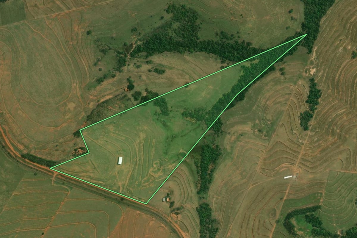 Imagem de satélite do imóvel rural em Santo Anastácio (SP), com o contorno declarado no CAR desenhado por cima.