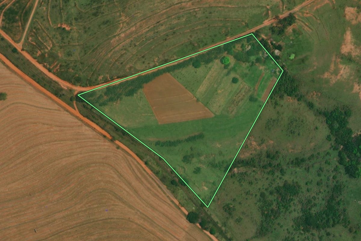 Imagem de satélite do imóvel rural em Santo Anastácio (SP), com o contorno declarado no CAR desenhado por cima.