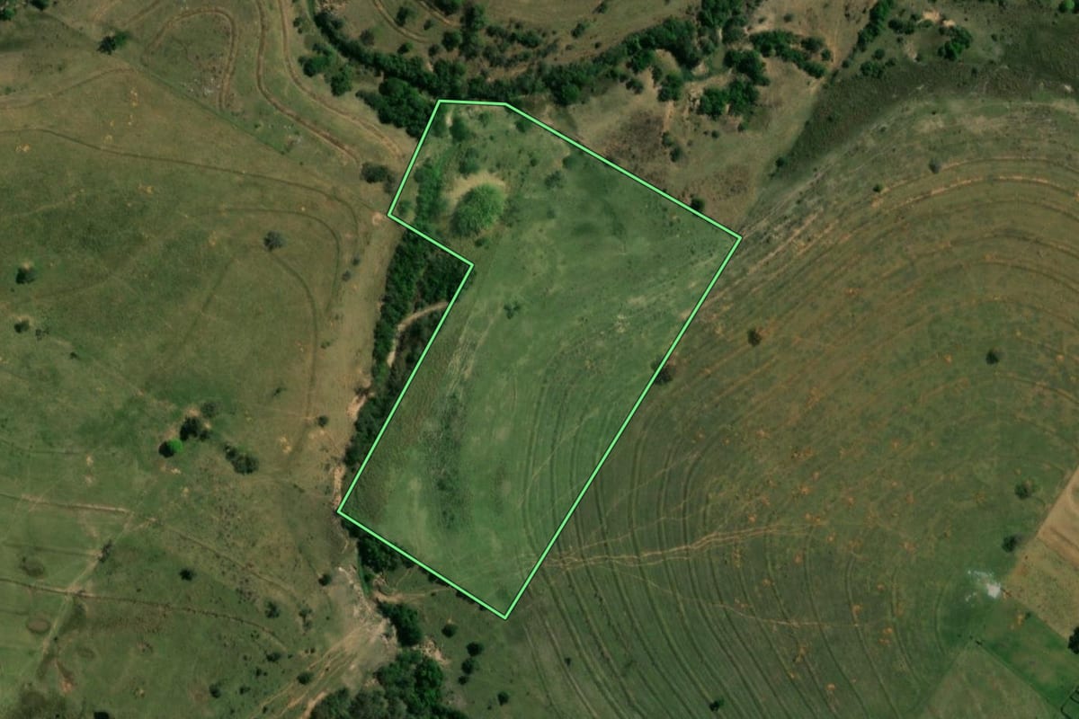 Imagem de satélite do imóvel rural em Santo Anastácio (SP), com o contorno declarado no CAR desenhado por cima.