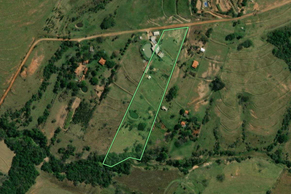 Imagem de satélite do imóvel rural em Santo Anastácio (SP), com o contorno declarado no CAR desenhado por cima.