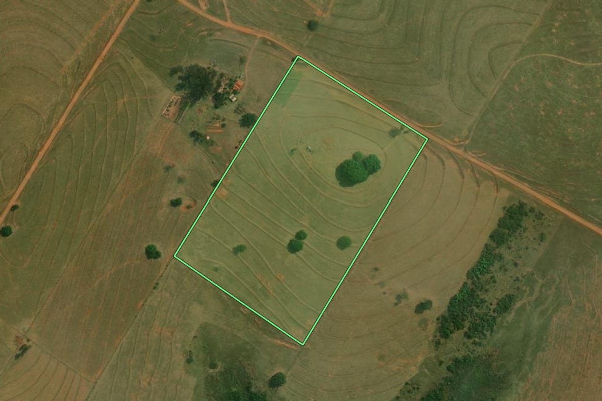 Imagem de satélite do imóvel rural em Santo Anastácio (SP), com o contorno declarado no CAR desenhado por cima.