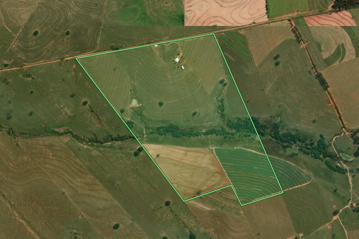 Imagem de satélite do imóvel rural em Santo Anastácio (SP), com o contorno declarado no CAR desenhado por cima.