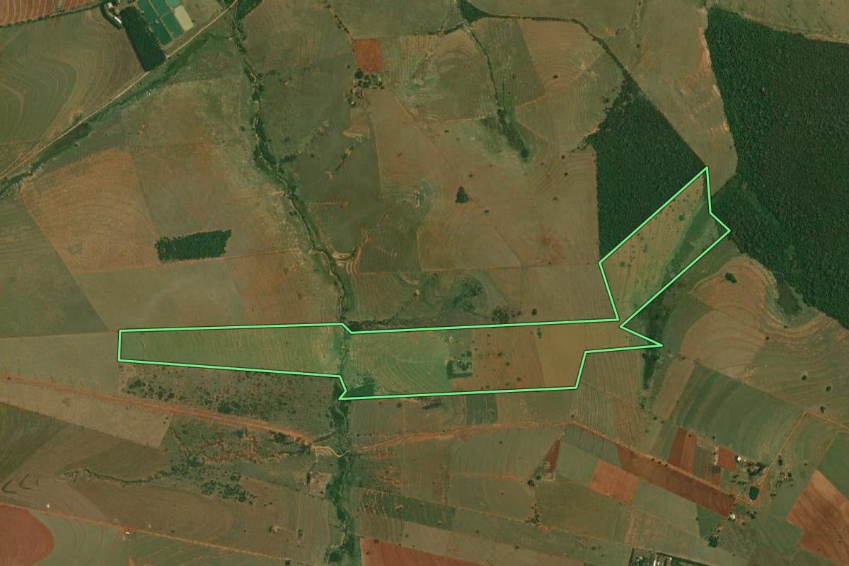 Imagem de satélite do imóvel rural em Santo Anastácio (SP), com o contorno declarado no CAR desenhado por cima.