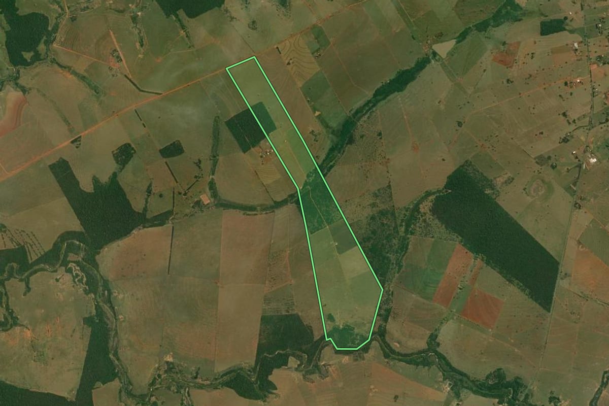 Imagem de satélite do imóvel rural em Santo Anastácio (SP), com o contorno declarado no CAR desenhado por cima.