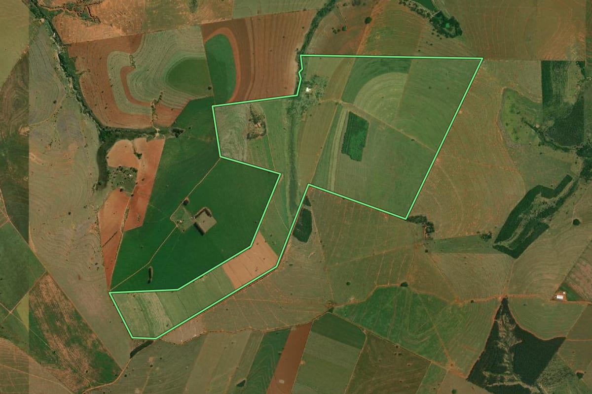 Imagem de satélite do imóvel rural em Santo Anastácio (SP), com o contorno declarado no CAR desenhado por cima.
