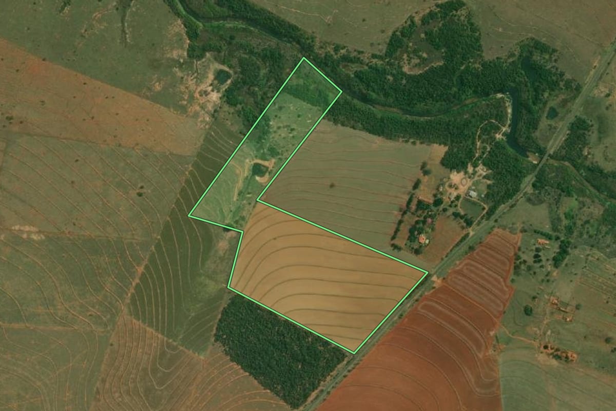 Imagem de satélite do imóvel rural em Santo Anastácio (SP), com o contorno declarado no CAR desenhado por cima.