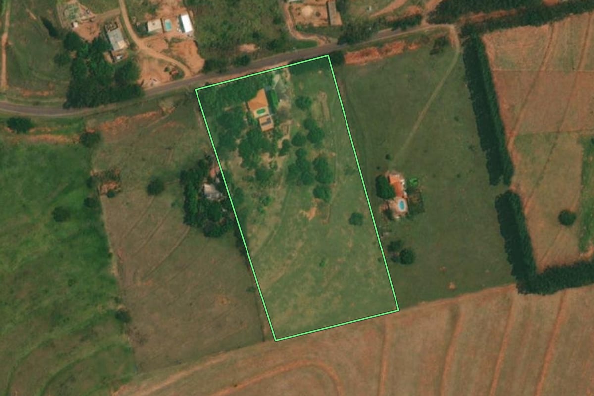 Imagem de satélite do imóvel rural em Santo Anastácio (SP), com o contorno declarado no CAR desenhado por cima.