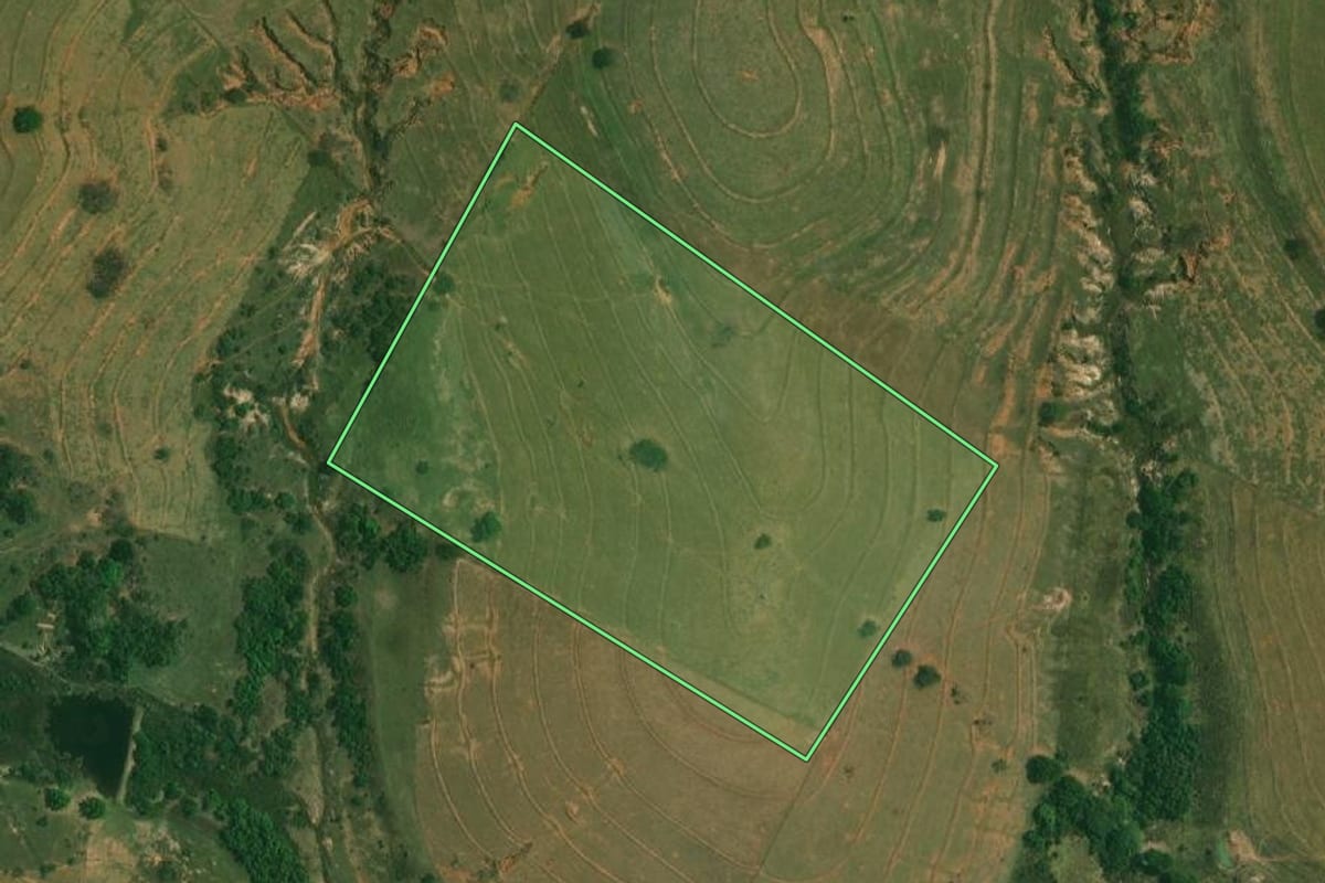 Imagem de satélite do imóvel rural em Santo Anastácio (SP), com o contorno declarado no CAR desenhado por cima.