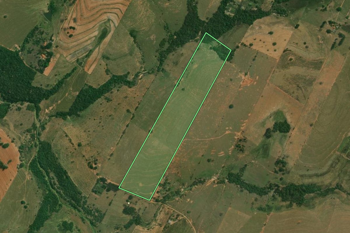 Imagem de satélite do imóvel rural em Santo Anastácio (SP), com o contorno declarado no CAR desenhado por cima.