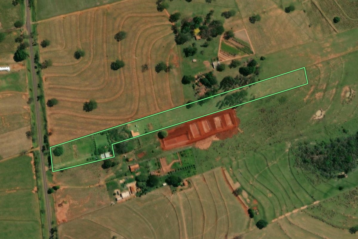 Imagem de satélite do imóvel rural em Santo Anastácio (SP), com o contorno declarado no CAR desenhado por cima.