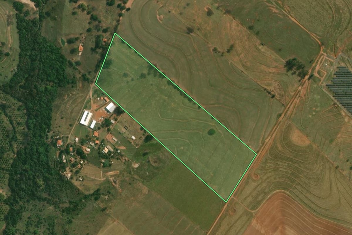 Imagem de satélite do imóvel rural em Santo Anastácio (SP), com o contorno declarado no CAR desenhado por cima.