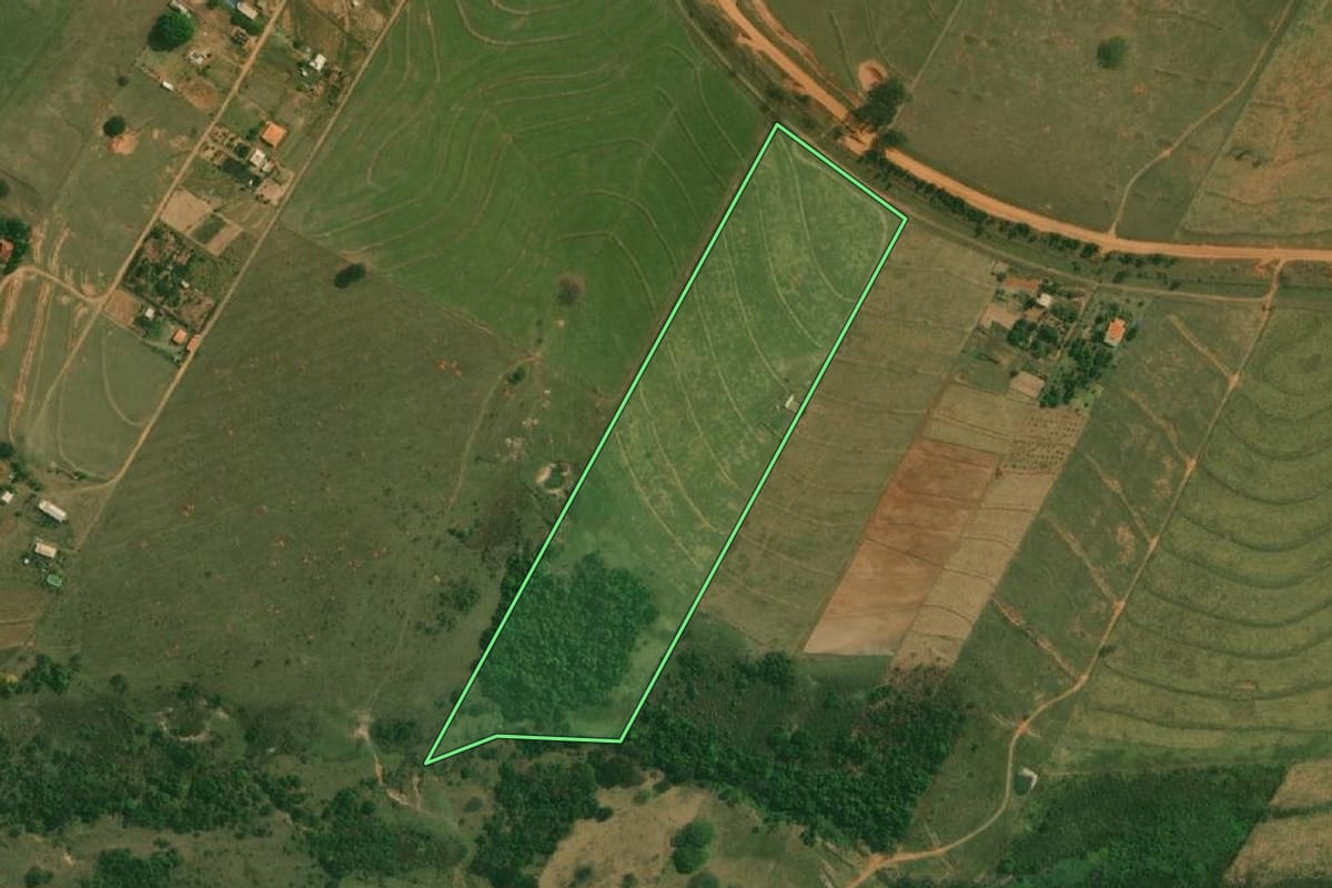 Imagem de satélite do imóvel rural em Santo Anastácio (SP), com o contorno declarado no CAR desenhado por cima.