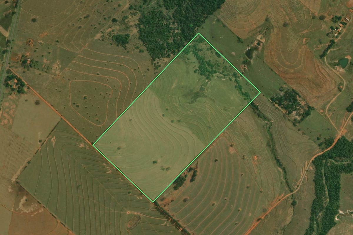 Imagem de satélite do imóvel rural em Santo Anastácio (SP), com o contorno declarado no CAR desenhado por cima.