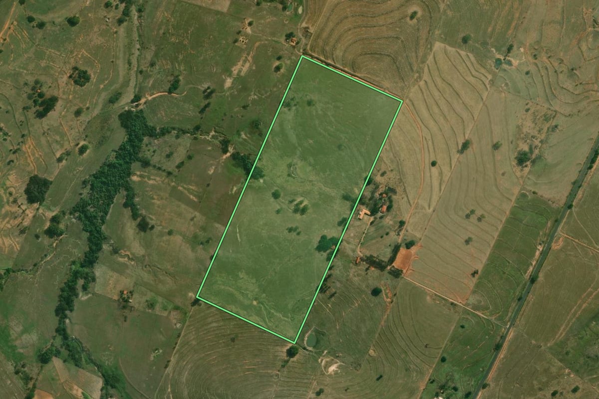 Imagem de satélite do imóvel rural em Santo Anastácio (SP), com o contorno declarado no CAR desenhado por cima.