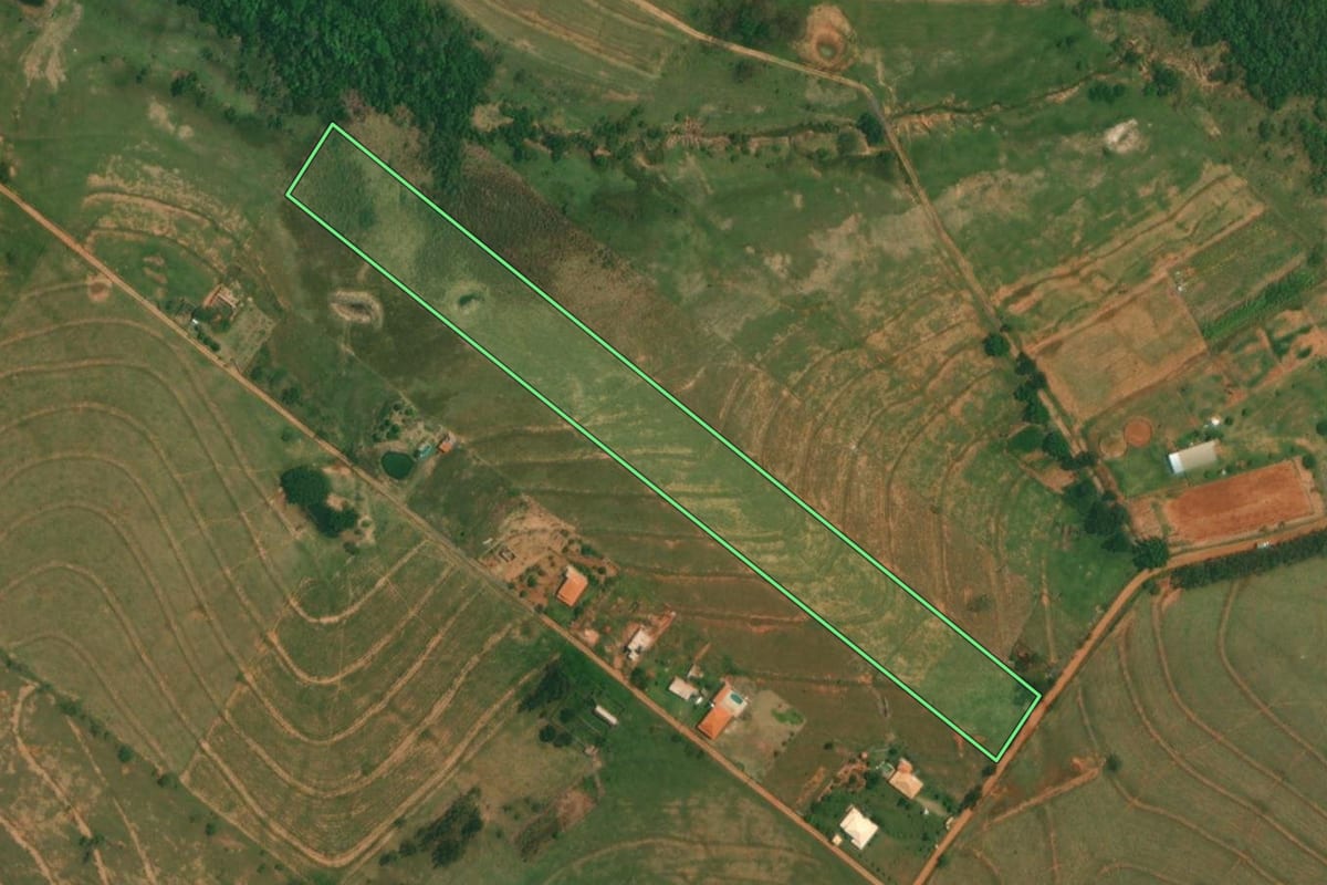 Imagem de satélite do imóvel rural em Santo Anastácio (SP), com o contorno declarado no CAR desenhado por cima.