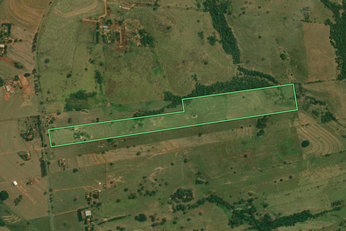 Imagem de satélite do imóvel rural em Santo Anastácio (SP), com o contorno declarado no CAR desenhado por cima.