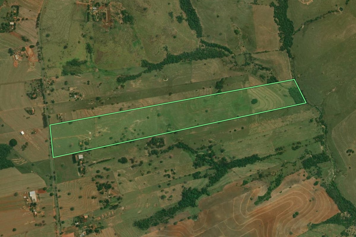 Imagem de satélite do imóvel rural em Santo Anastácio (SP), com o contorno declarado no CAR desenhado por cima.