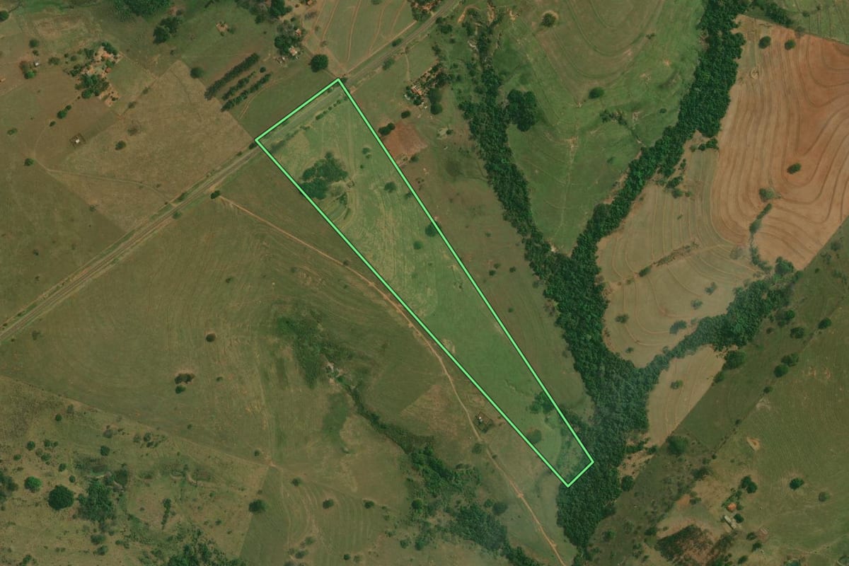 Imagem de satélite do imóvel rural em Santo Anastácio (SP), com o contorno declarado no CAR desenhado por cima.