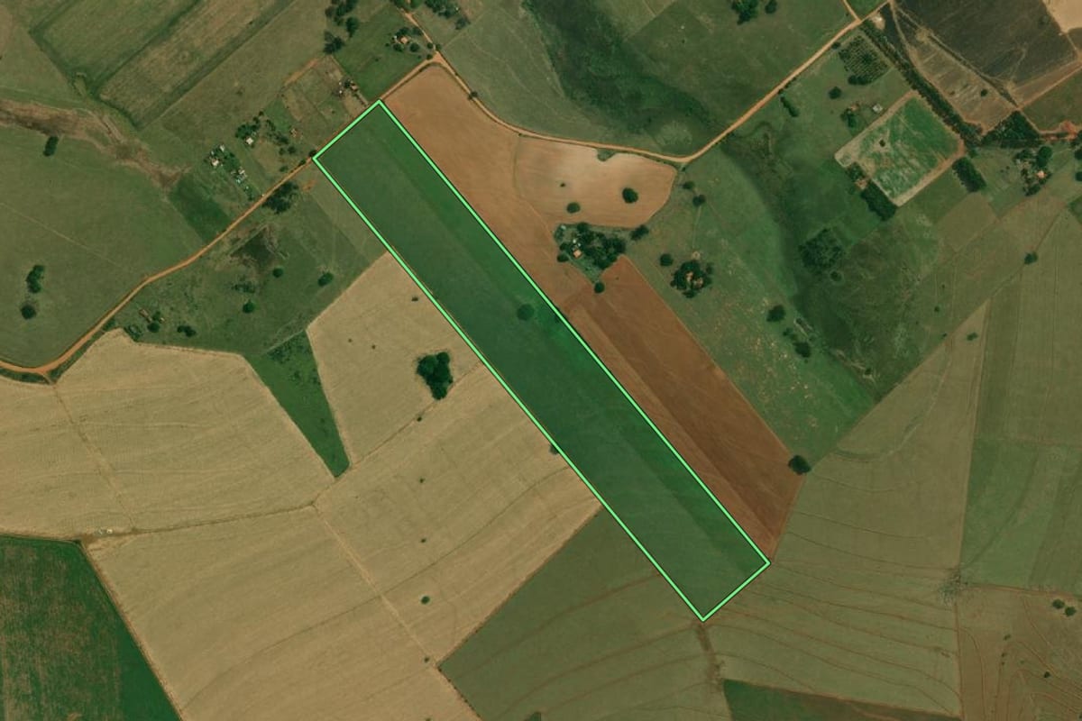 Imagem de satélite do imóvel rural em Santo Anastácio (SP), com o contorno declarado no CAR desenhado por cima.