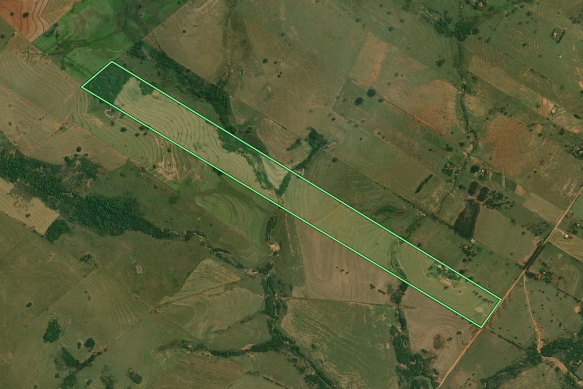 Imagem de satélite do imóvel rural em Santo Anastácio (SP), com o contorno declarado no CAR desenhado por cima.